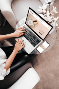 CONTENT iphone 11 pro mockup of a businesswoman working on her macbook pro 3827 el1